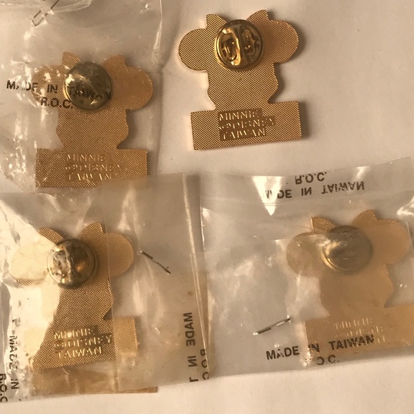 1 Mickey Mouse 3 Minnie Mouse NWT collectable pins - Picture 5 of 8